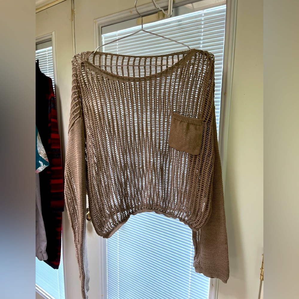 Women's Tan Knit Sweater
P2P 22”- 26”L 19”